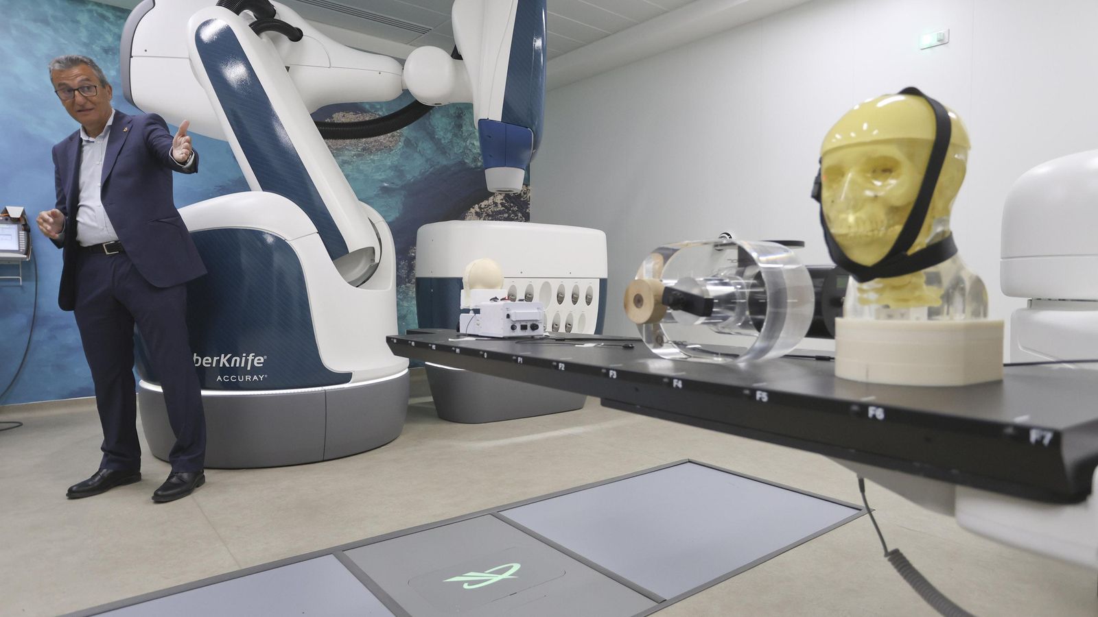 Francisco Góngora, en la demostración del funcionamiento del innovador equipo.