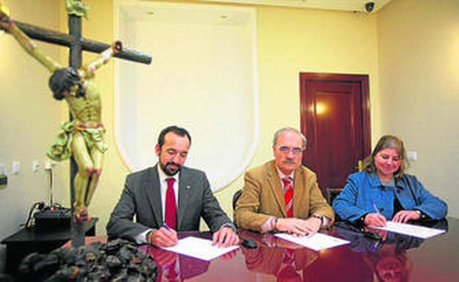 Los representantes del Colegio de Fisioterapeutas, de Catalana Occidente y del Consejo, firmando el convenio.