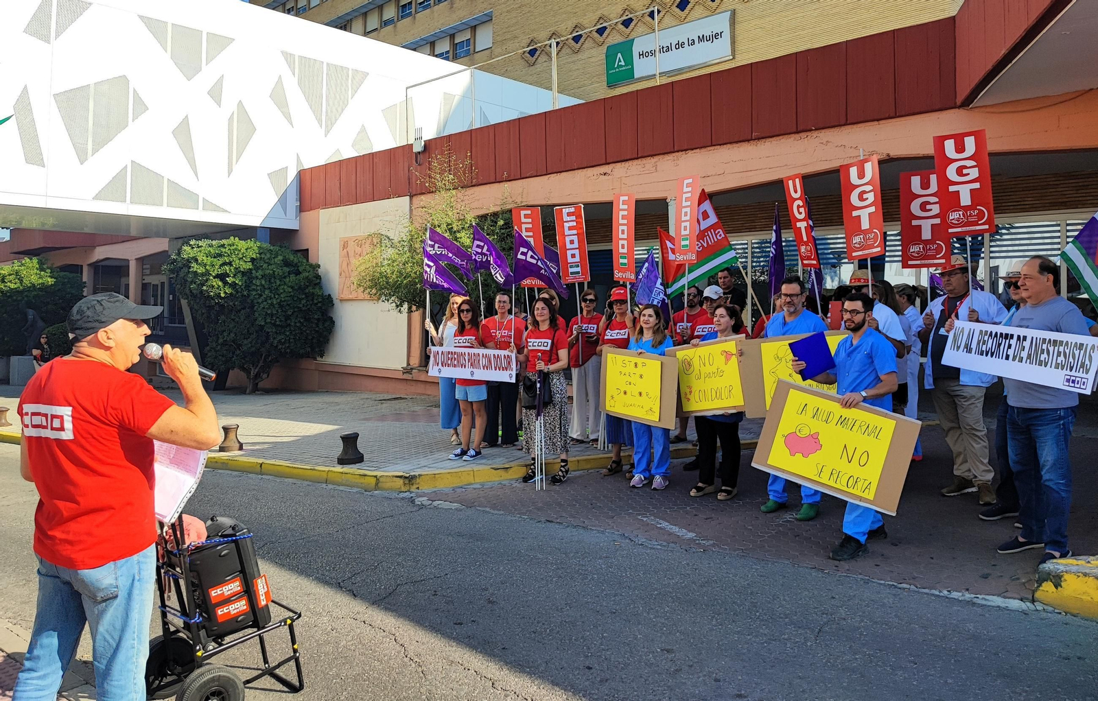 Concentración de los anestesistas a las puertas del Hospital de la Mujer.