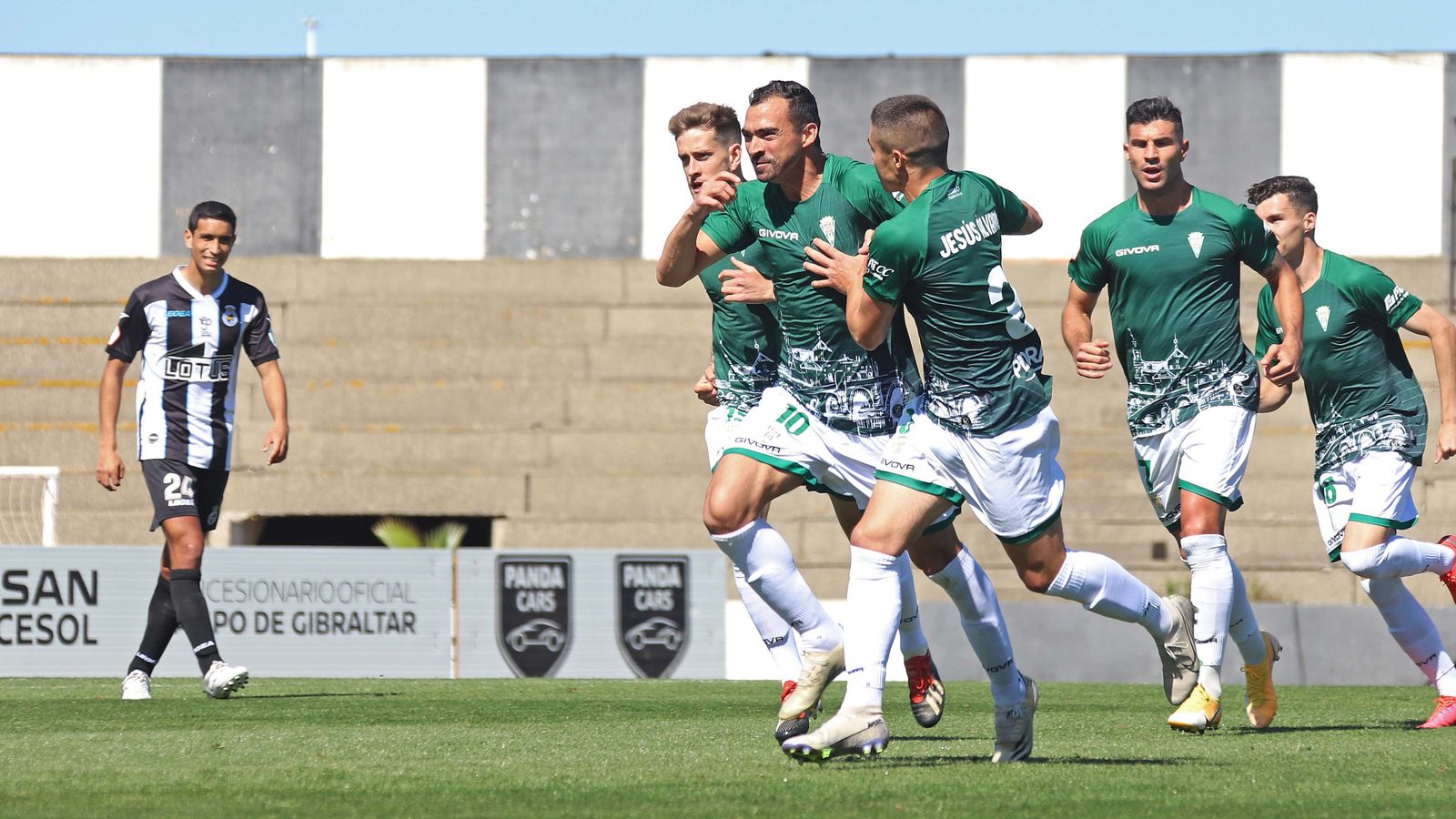 Los jugadores del Córdoba CF celebran un gol en su última visita a la Balona.