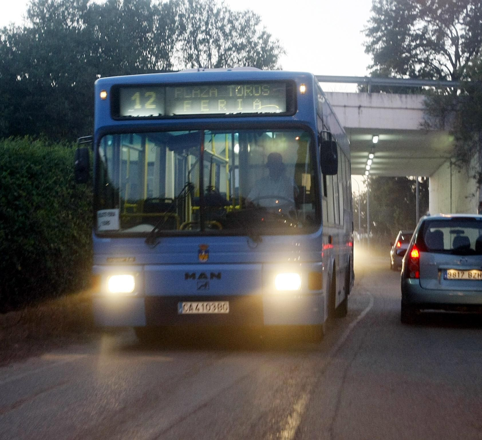 Un autobús urbano, en el Camino Viejo de Rota.
