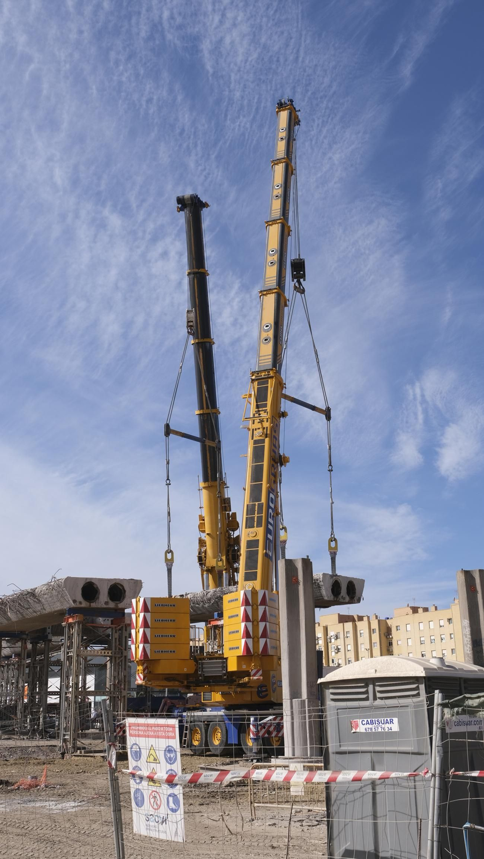El Puente de la Avenida del Mediterráneo en su última fase de desmantelamiento, en imágenes