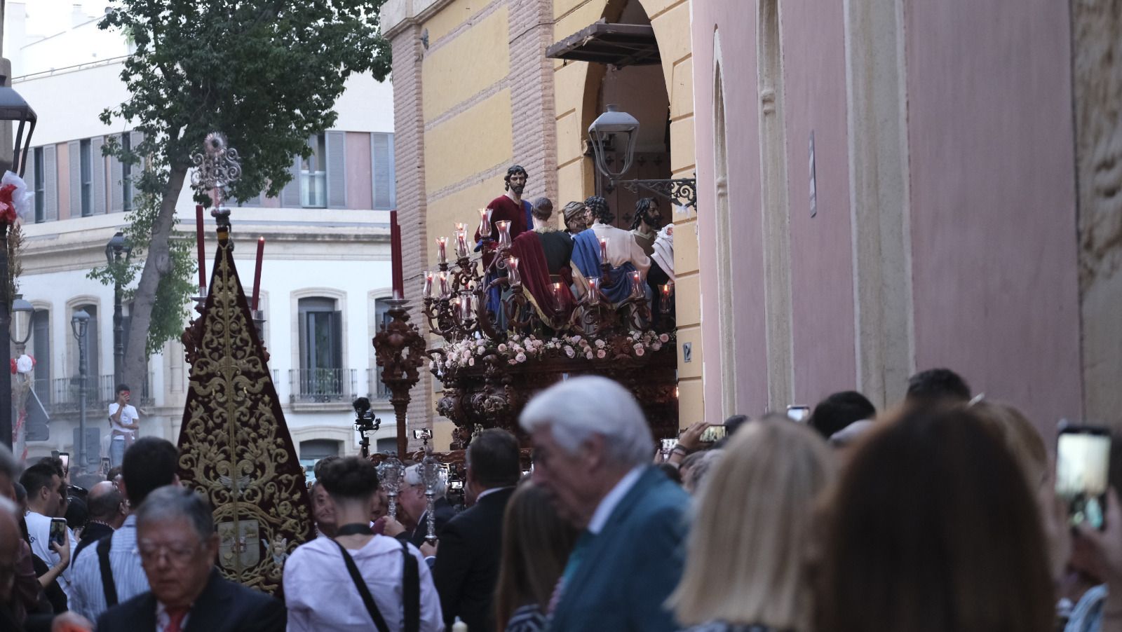 Impresionante salida de la Santa Cena, por la estrecha Calle Ricardos.