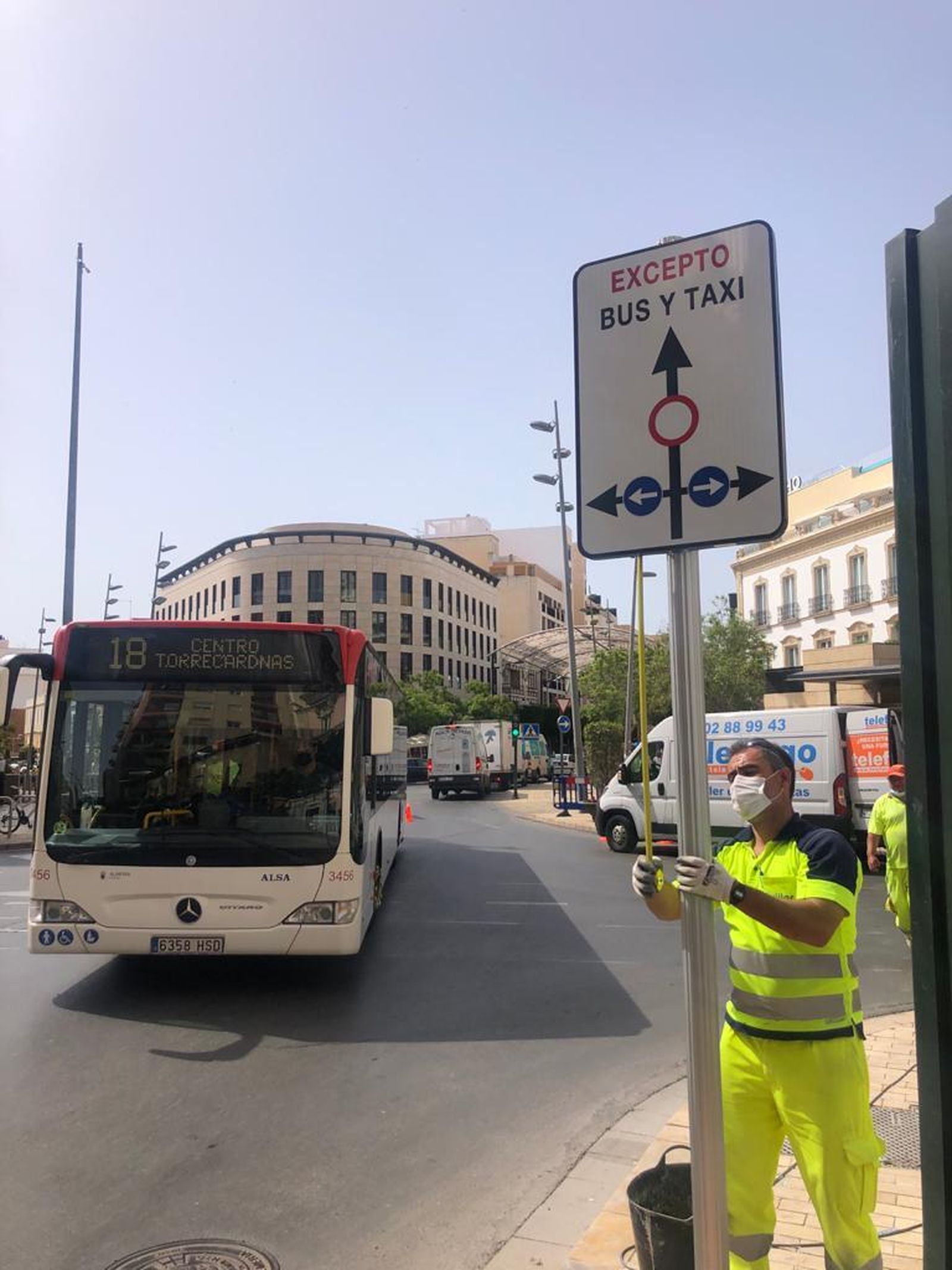 Instalan las señales para no permitir el acceso del tráfico rodado al Paseo desde avenida Pablo Iglesias, la plaza de los Refugios y calle Granada