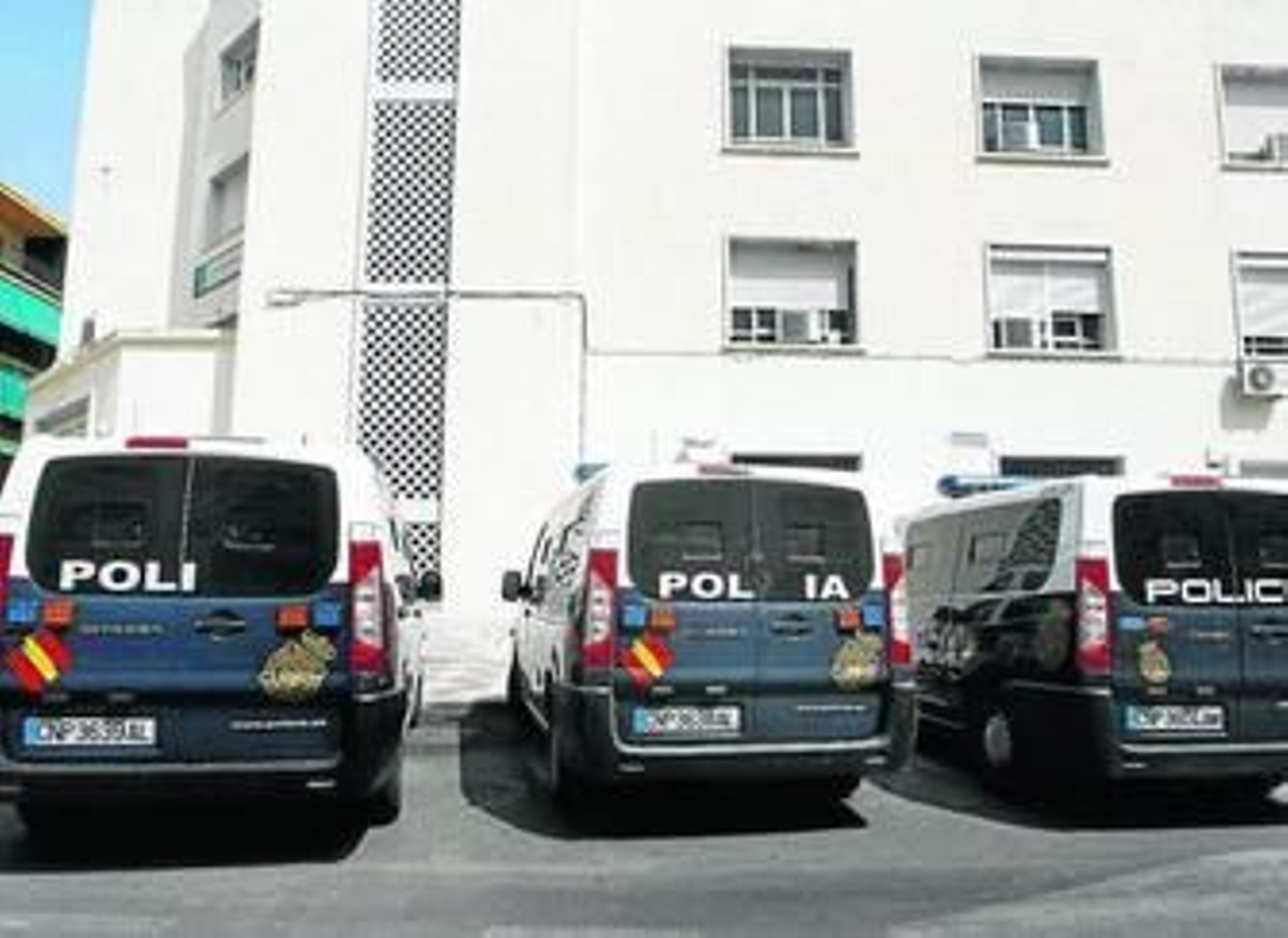 Coches policiales aparcados junto a la Comisaría.