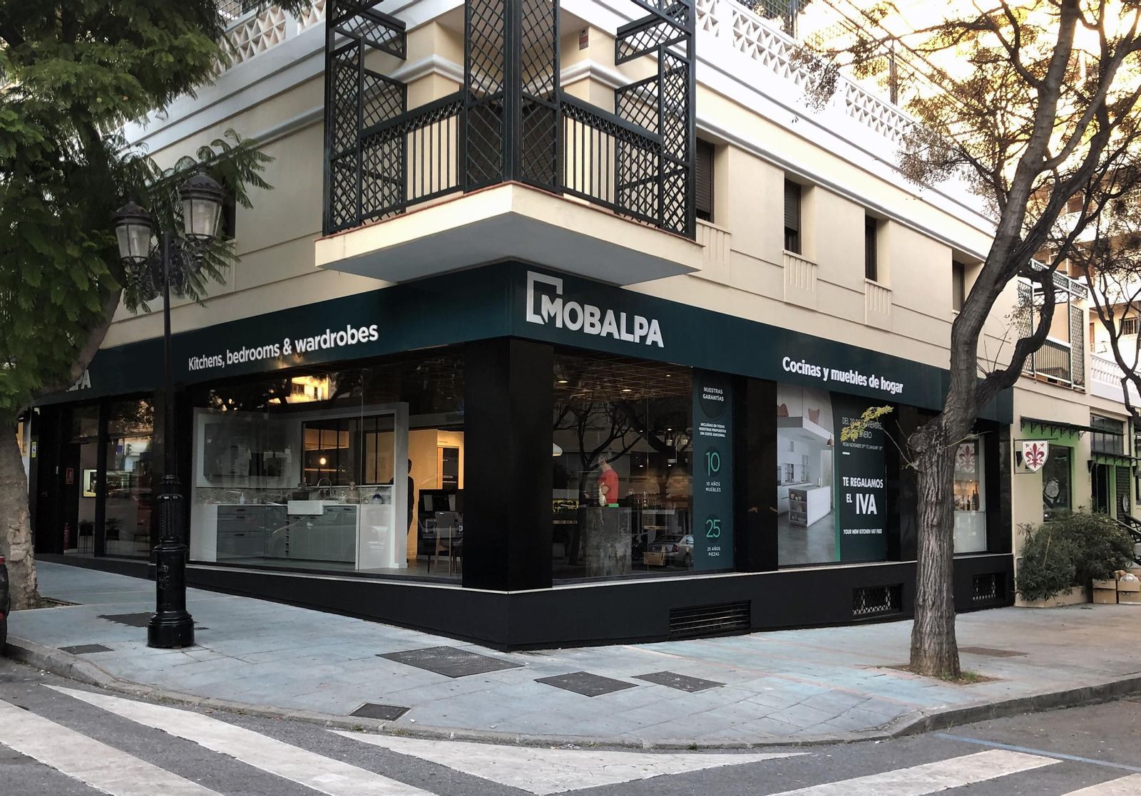 Exterior de la tienda Mobalpa de Marbella (Málaga).