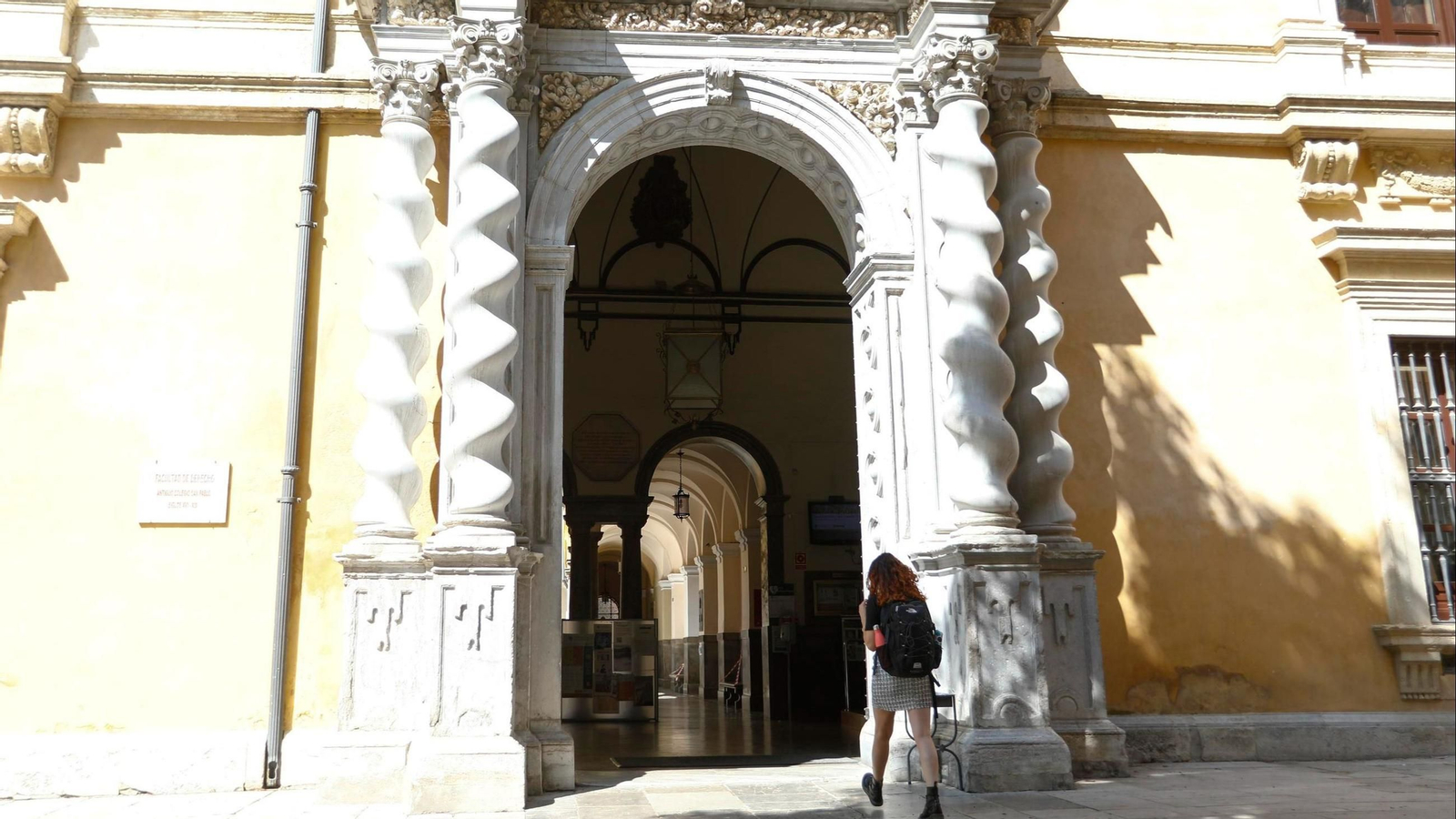 Una estudiante entra en una de las facultades de la Universidad de Granada | Imagen de archivo