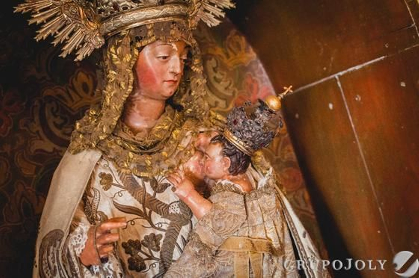 Paseo por su interior y por los millones de documentos que allí se guardan, como acto de clausura del curso de los Amigos del Archivo de Jerez.

Foto: Manu Garcia