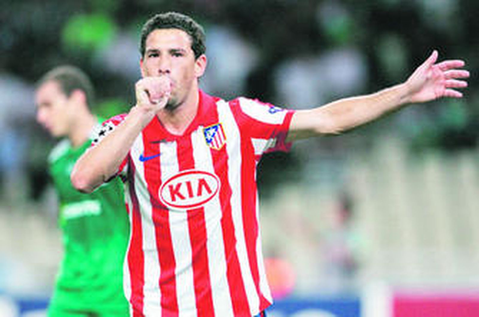 Maxi Rodríguez le dedica a su hijo un gol ayer en Atenas.