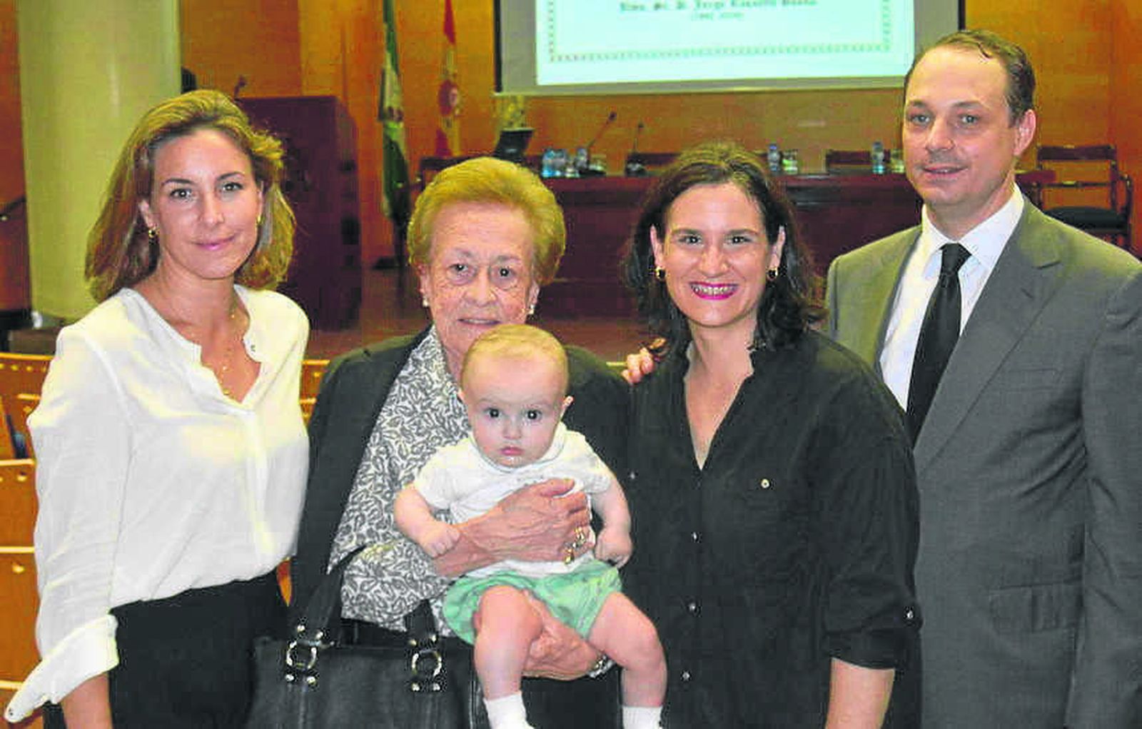 Rosario Roquette, María Auxiliadora Rodríguez-Villamil, María Barcáiztegui, Juan Luis Roquette y el benjamín de la familia, tras finalizar la Sesión Necrológica.