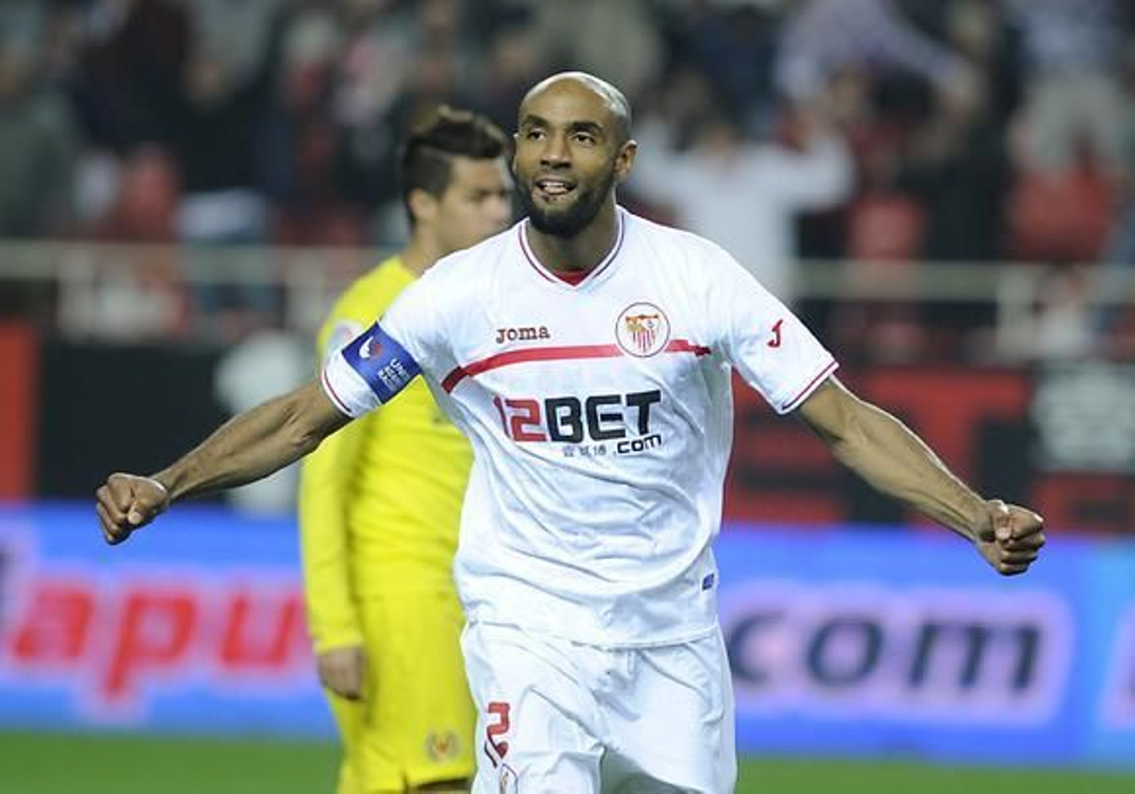 El Sevilla celebra la vuelta de Sergio Sánchez a los terrenos de juego con el pase a las semifinales de Copa del Rey ante el Villarreal (3-0). / AFP
