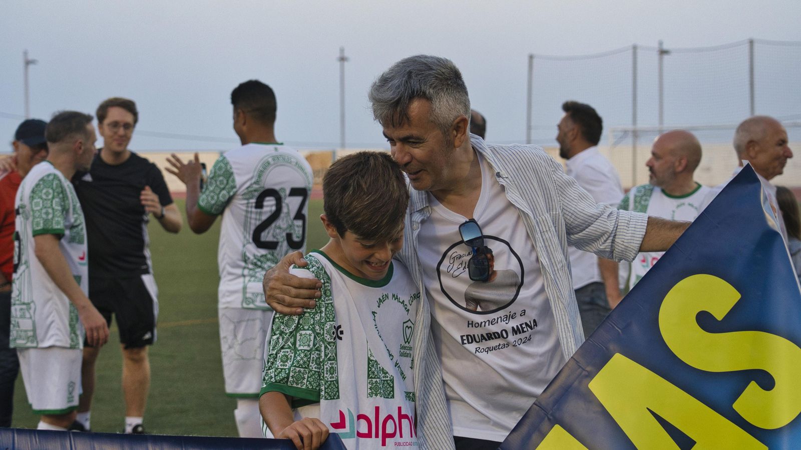 El periodista deportivo Ángel Acién, junto al hijo pequeño de Edu al término del partido.