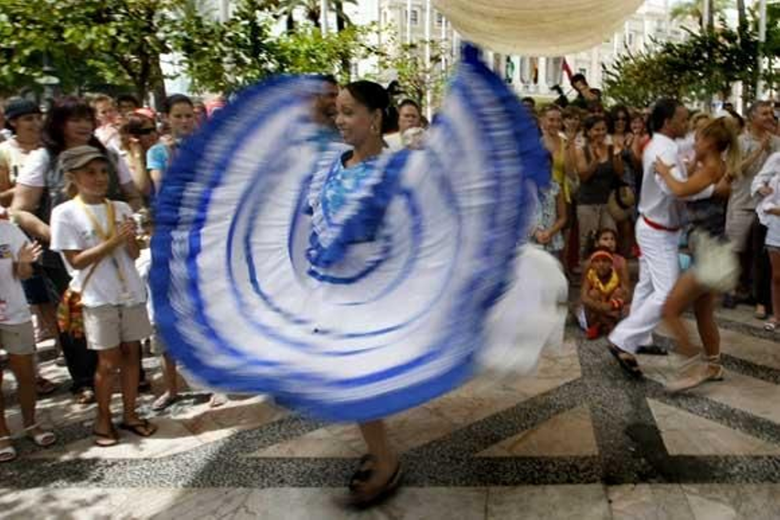 Los grupos participantes en el Festival desfilaron por el casco histórico de la capital para presentar sus bailes

Foto: Jose Braza-Lourdes de Vicente