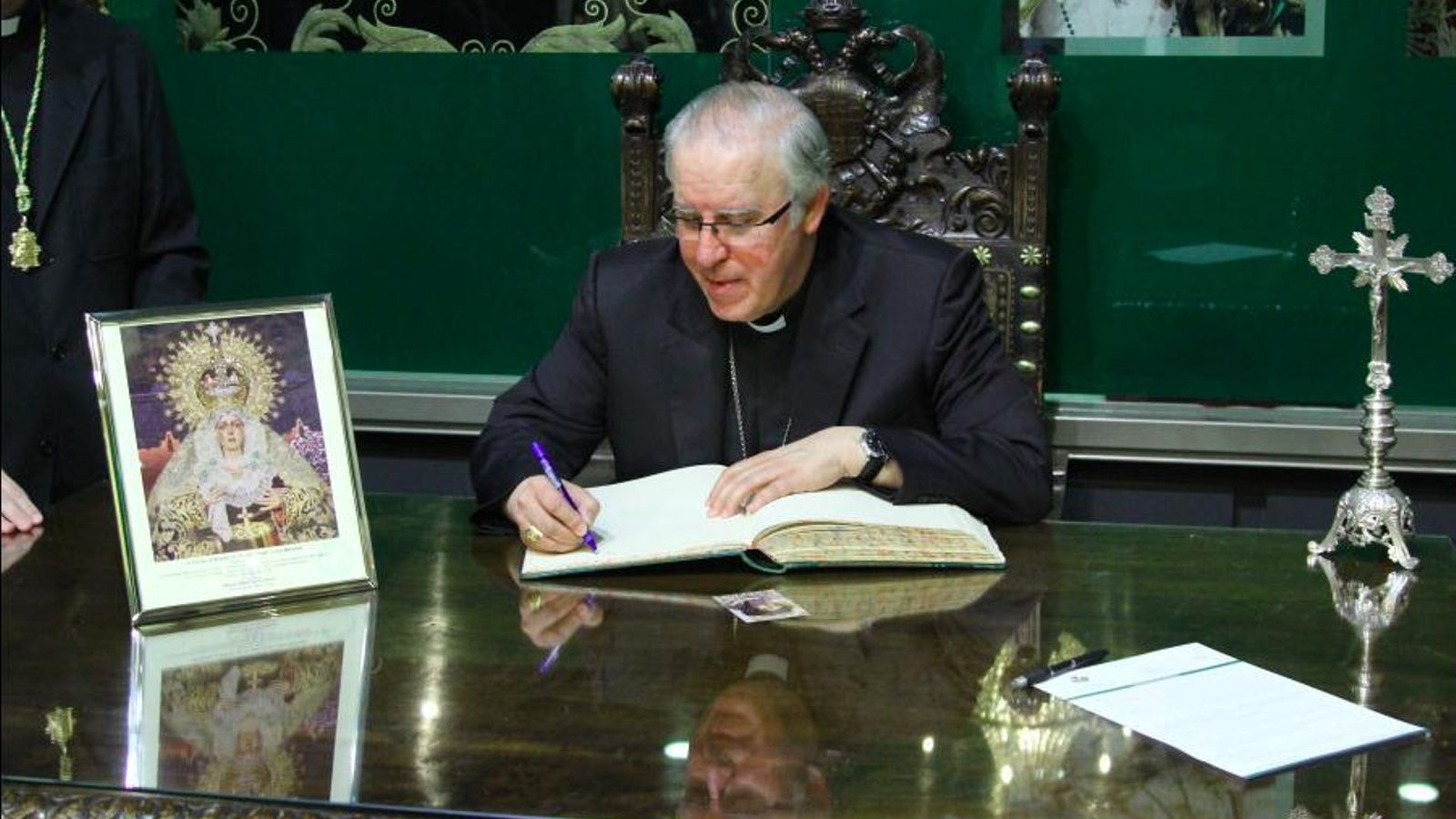 Monseñor Saiz Meneses firmando en el libro de honor de la Macarena.