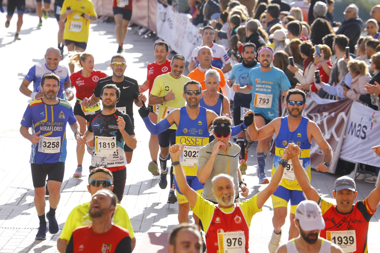 La gloria de cruzar la Puerta del Puente: imágenes de la meta de la 36 Media Maratón de Córdoba