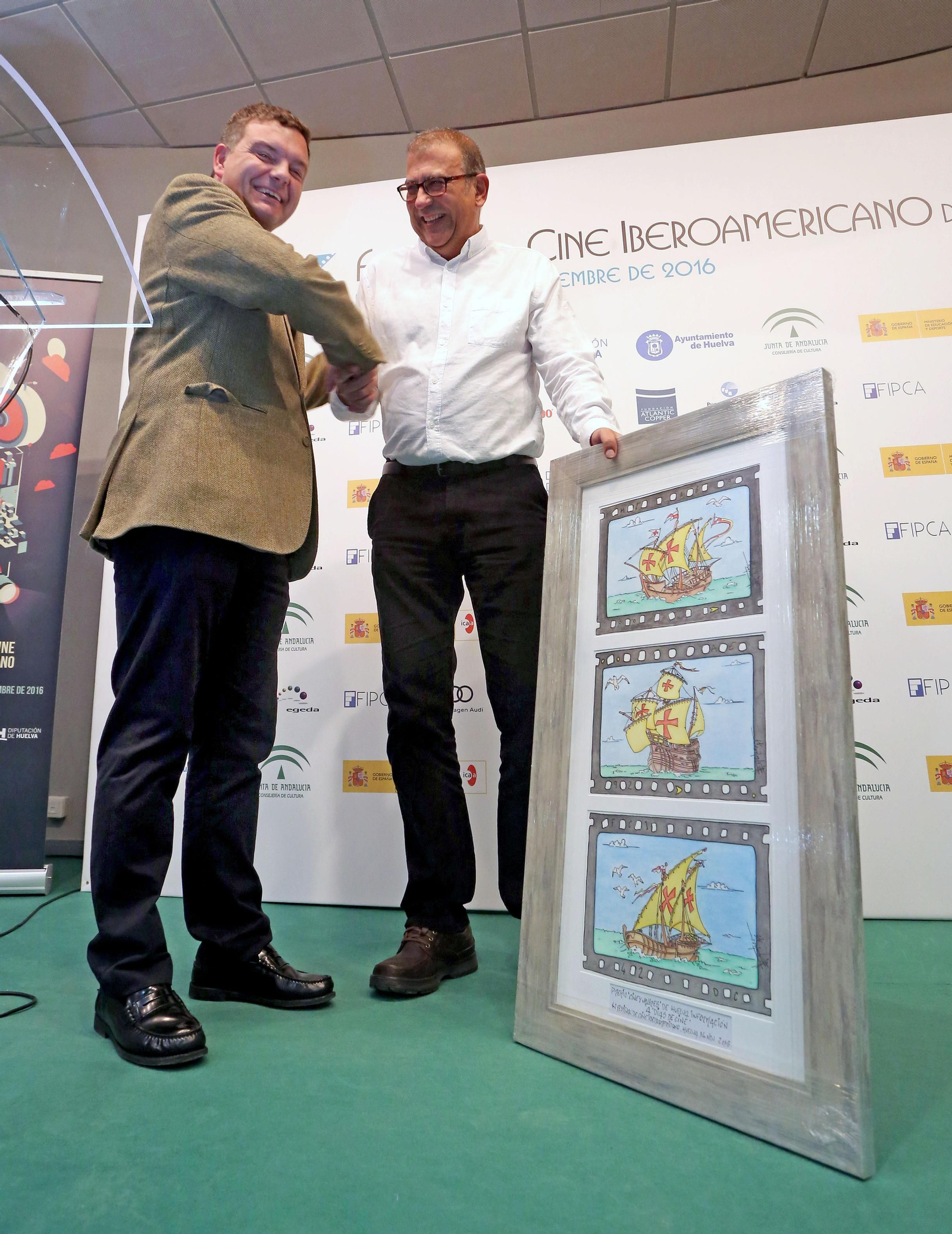 Raúl Alda recoge el premio de manos de Luis Pérez-Bustamante.