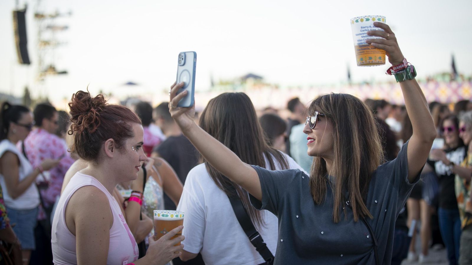 Que no falte el selfie con la cerveza y el vaso del 'festi'