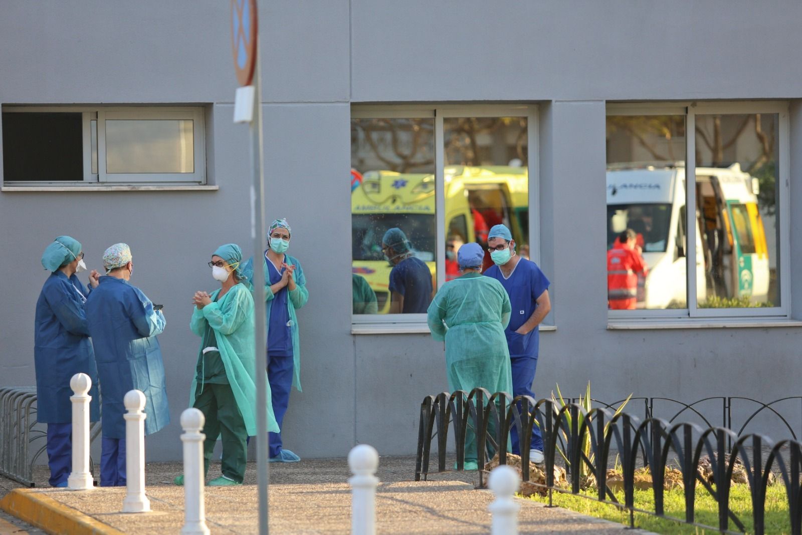 Personal sanitario en el Hospital Clínico Virgen de la Victoria durante la pandemia.