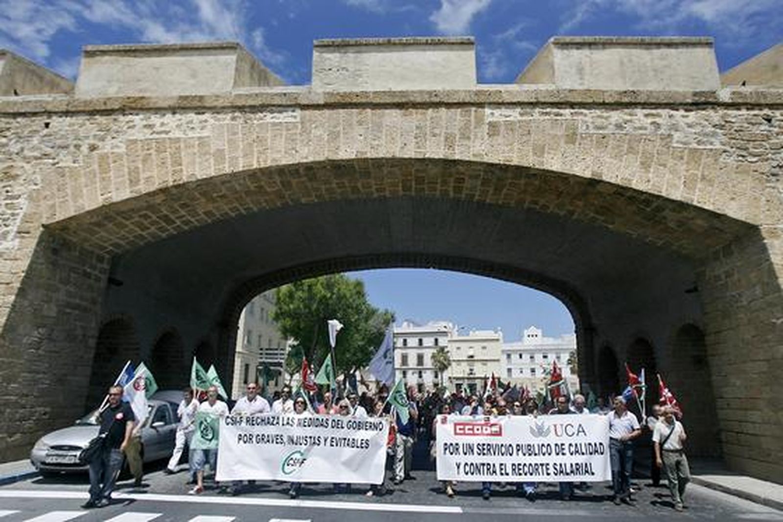 Más de 2.400 empleados públicos gaditanos secundan la huelga de funcionarios. 

Foto: Joaquin Pino