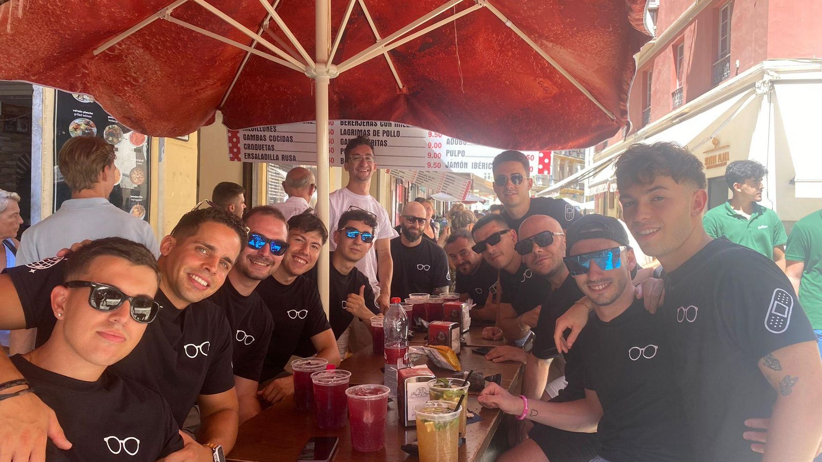 Pablo García junto a sus amigos comiendo en un bar.