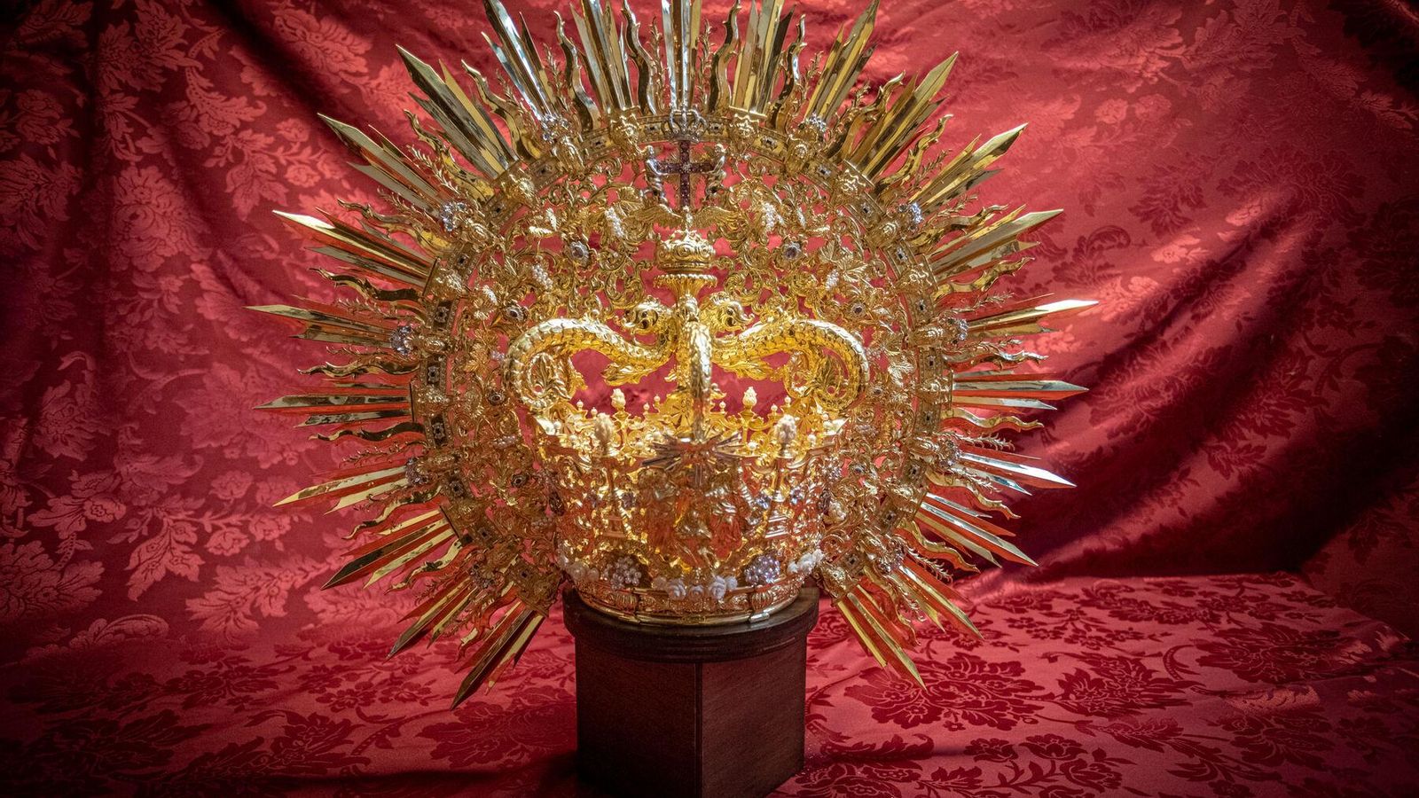 Los detalles de la nueva corona de la Virgen de las Penas.