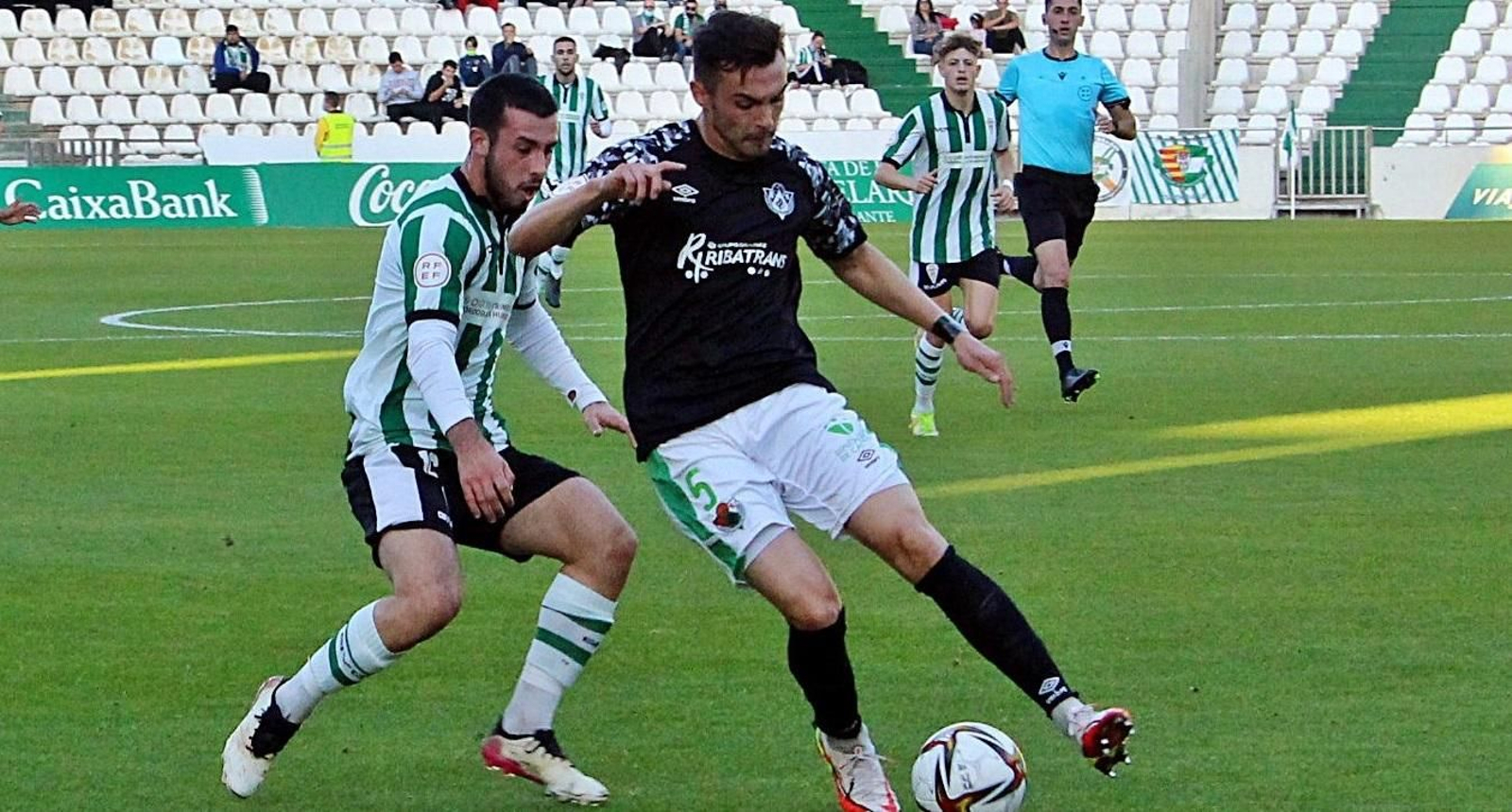 Carlos Daniel es presionado por Carlos Puga.