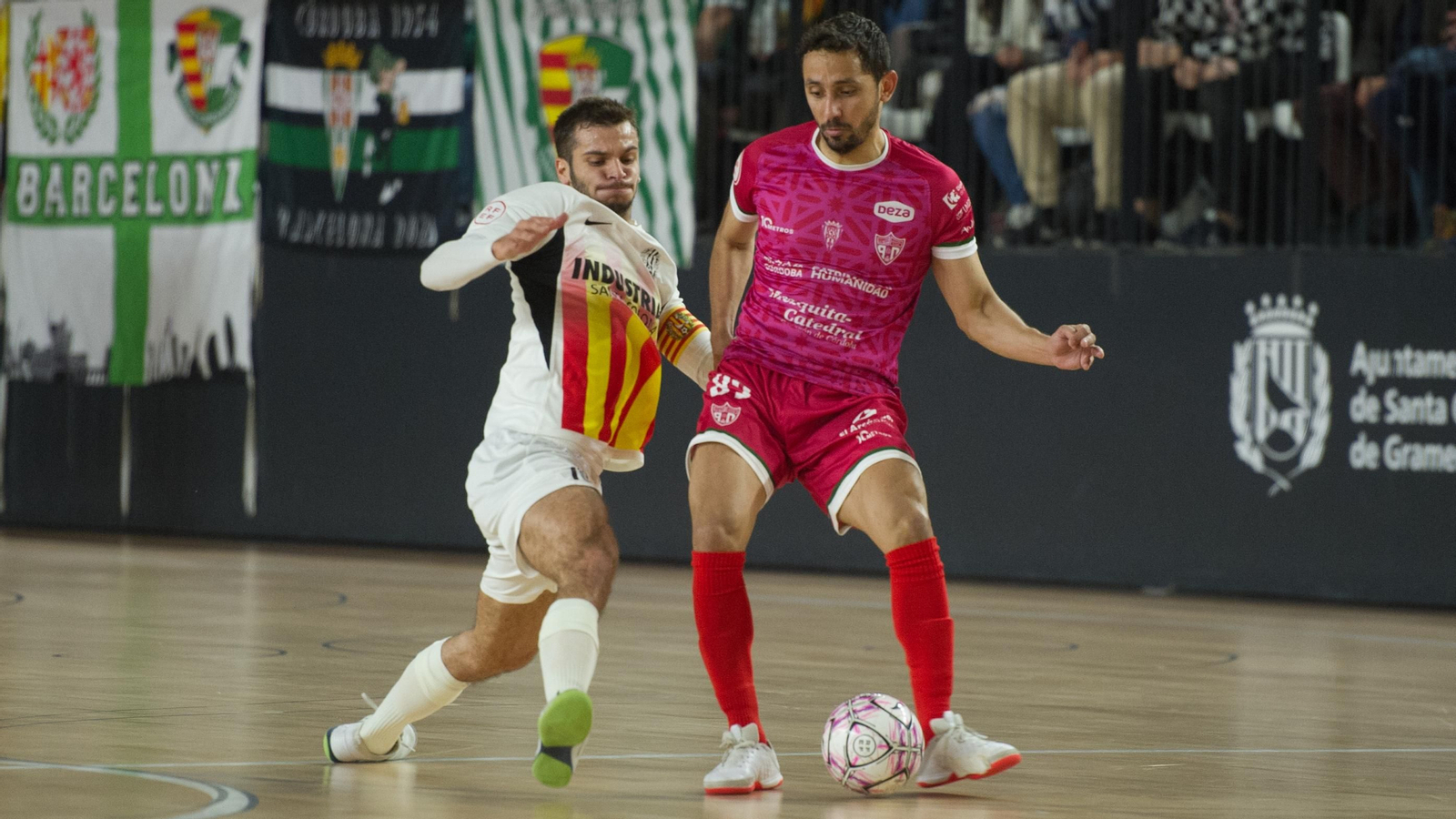 Caio juega el balón ante Santa Coloma.