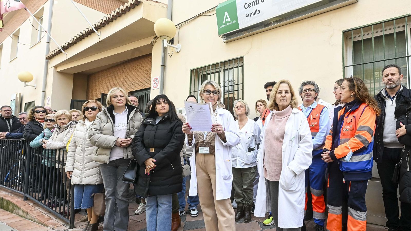 Lectura del manifiesto contra las agresiones en el centro de salud de Armilla