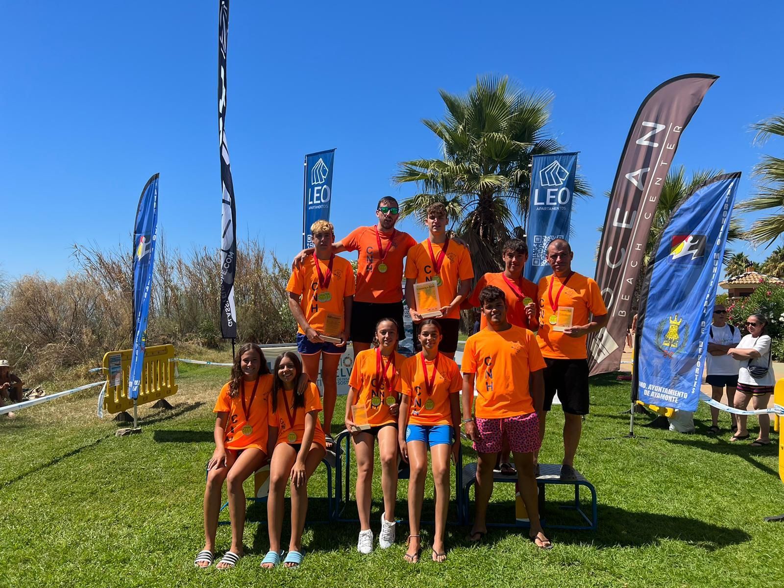 Representantes del CN Huelva posan con las medallas obtenidas en Ayamonte.