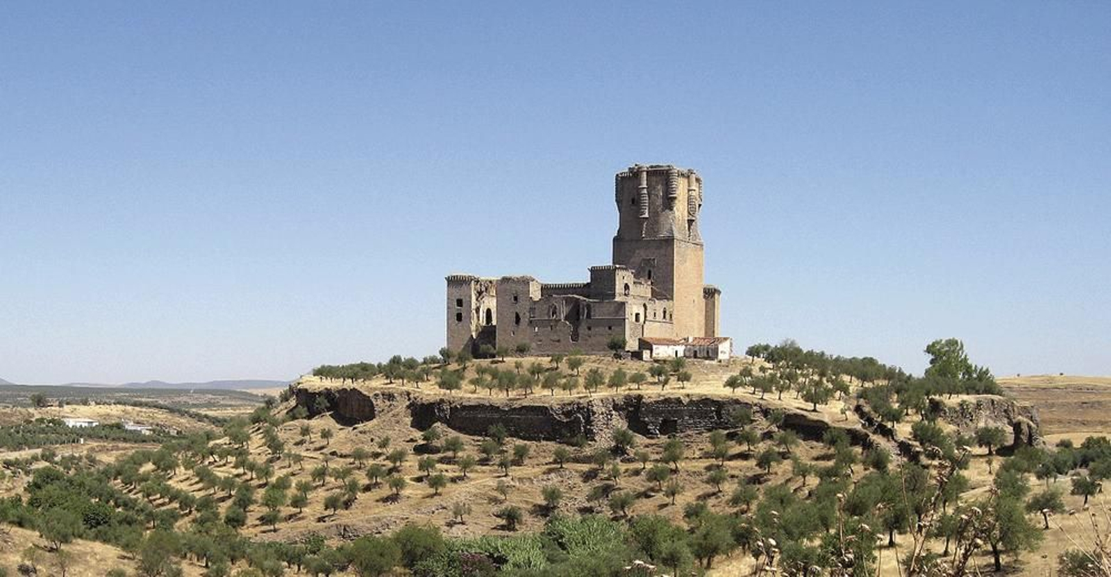 ¿En qué pueblo cordobés está el castillo con la torre más alta de España?
