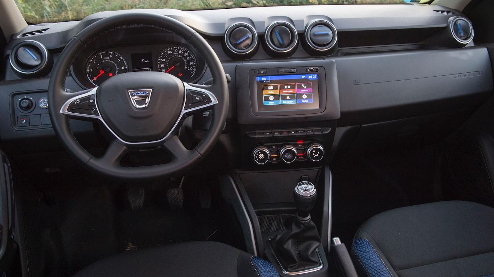 A la izquierda del volante se sitúa la diferencia más significativa de esta versión: el dispositivo que permite elegir el combustible que usa el motor. La instrumentación tiene una pantalla central, pero no aporta un dato valioso como el consumo.