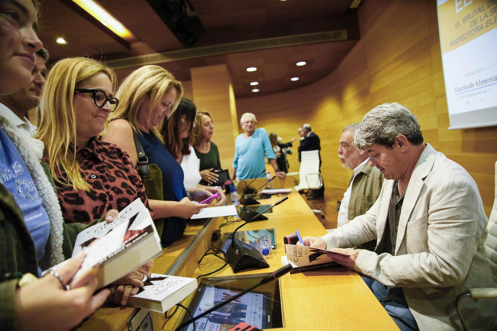 Carmen Mola presenta su libro "El clan" en la Casa de las mariposas de Almería, en imágenes