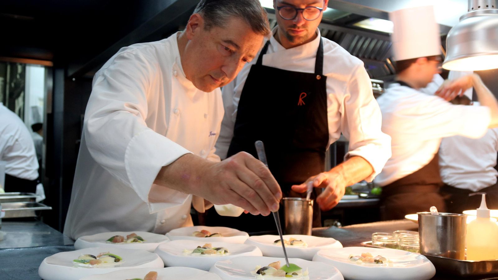 Joan Roca, trabajando en su restaurante.