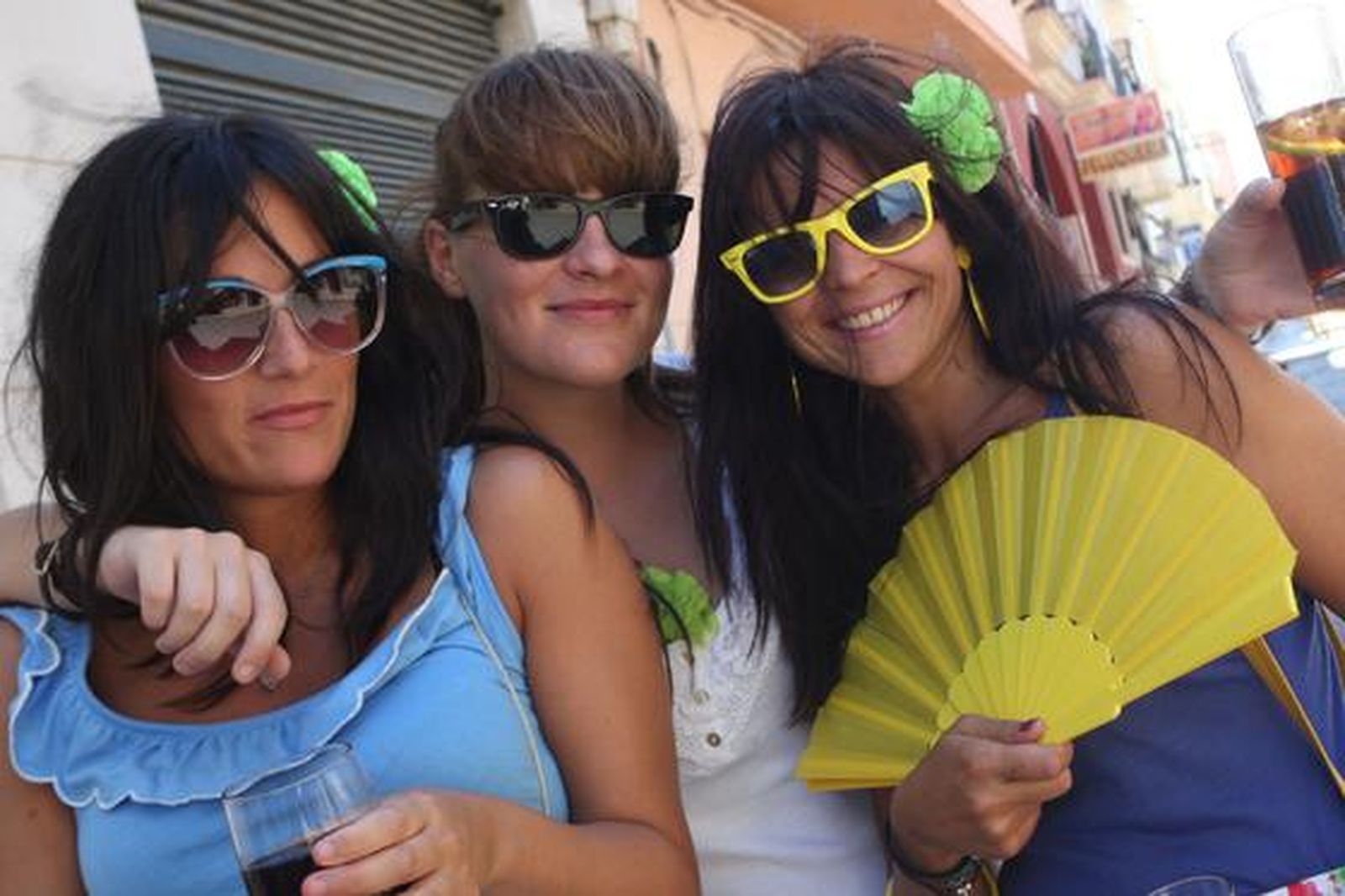 Tres chicas ataviadas con gafas de sol, en un momento de la celebración.

Foto: Paco Guerrero