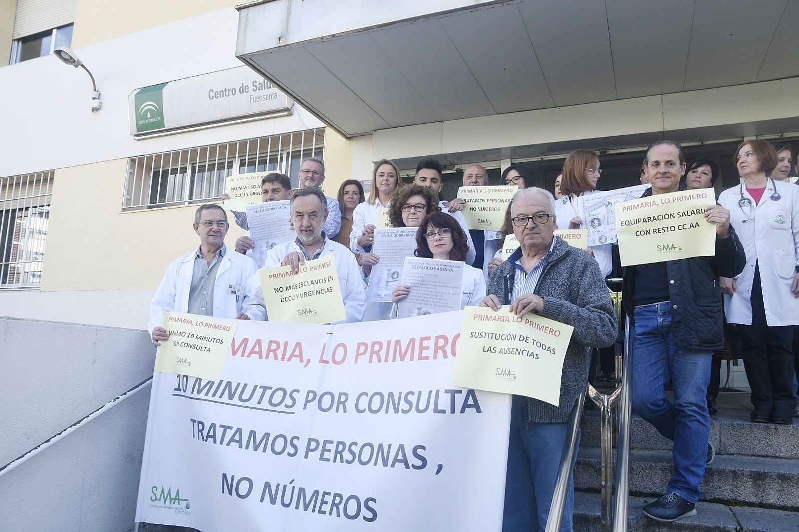 Un momento de la concentración en el centro de salud  Fuensanta