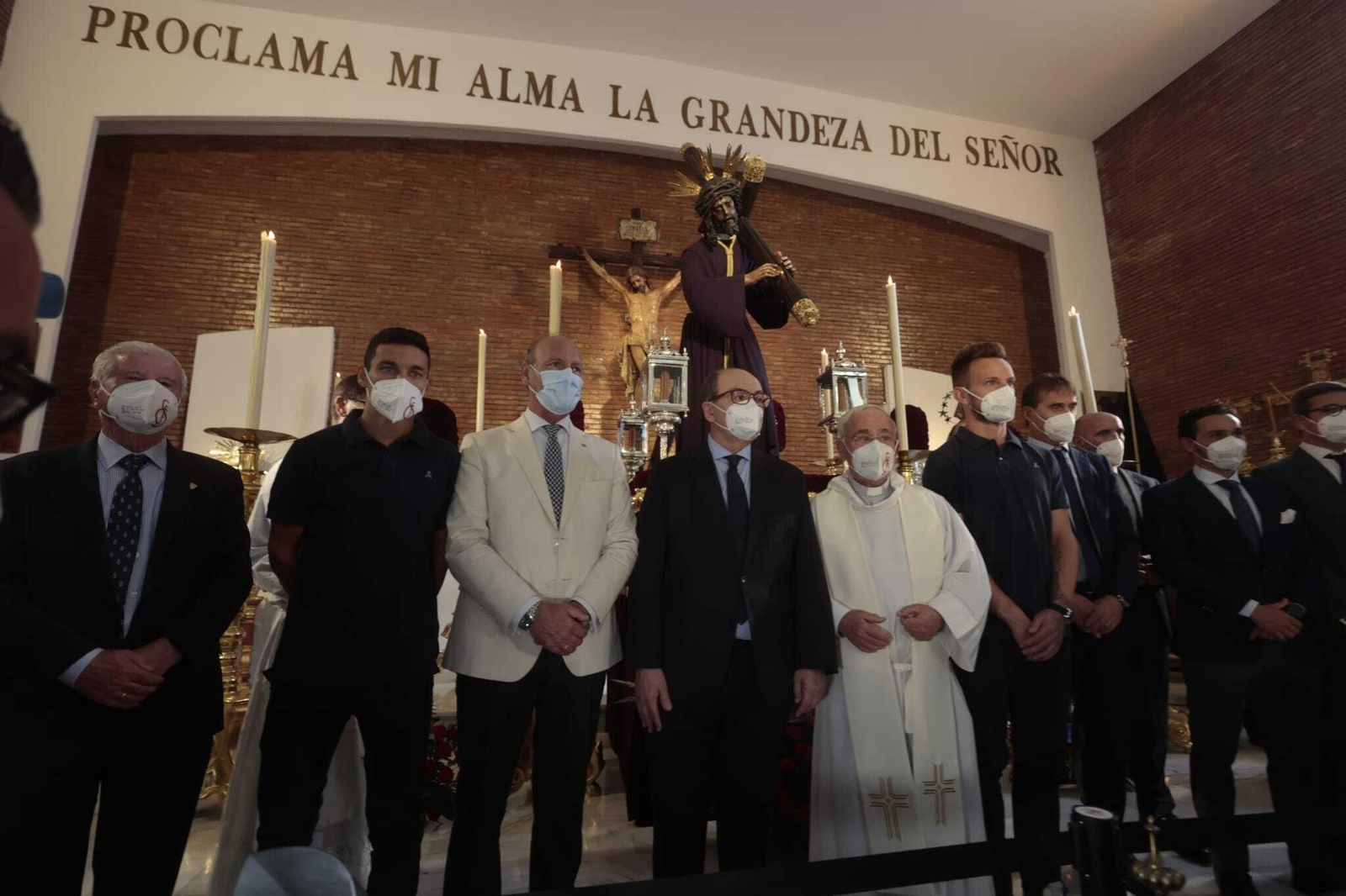 La representación del Sevilla, ante el Gran Poder, junto a Ignacio Soro y el padre Indalecio.