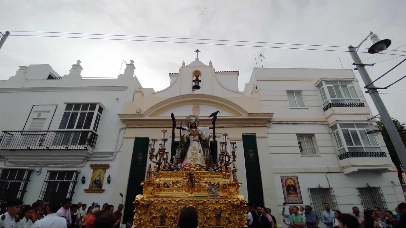 El paso de Santa Elena, al salir de la parroquia de San Francisco.