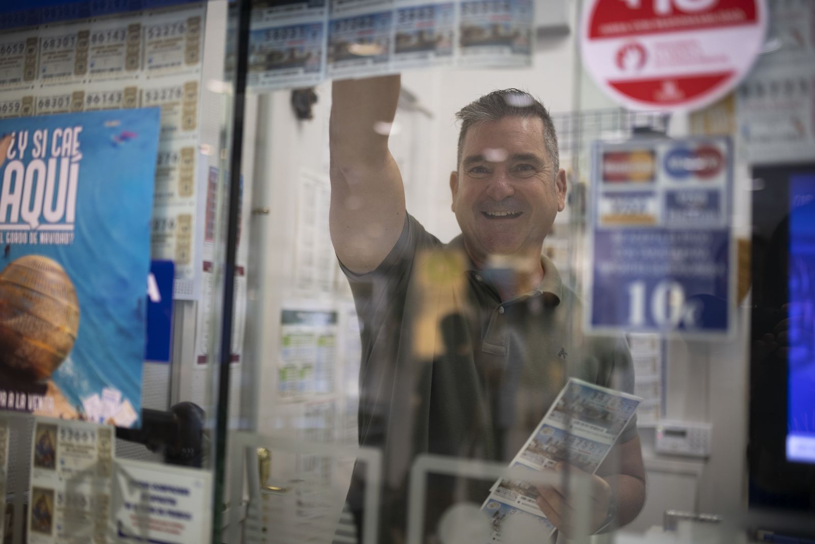 Juan Castillo es el lotero de las administración nº12 ubicada en El Corte Ingles.