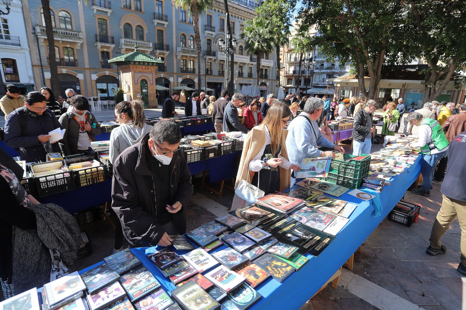 Imágenes del mercadillo de Ayre Solidario en la Plaza de las Monjas