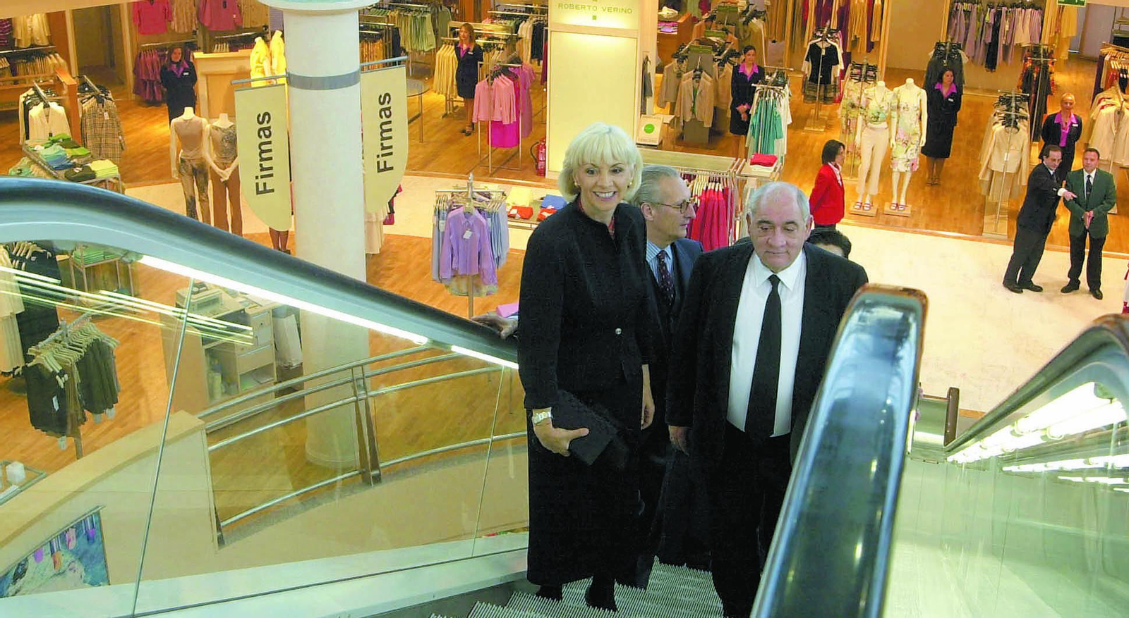 Teófila Martínez, con el presidente de El Corte Inglés, Isidoro Álvarez, en el nuevo centro comercial.