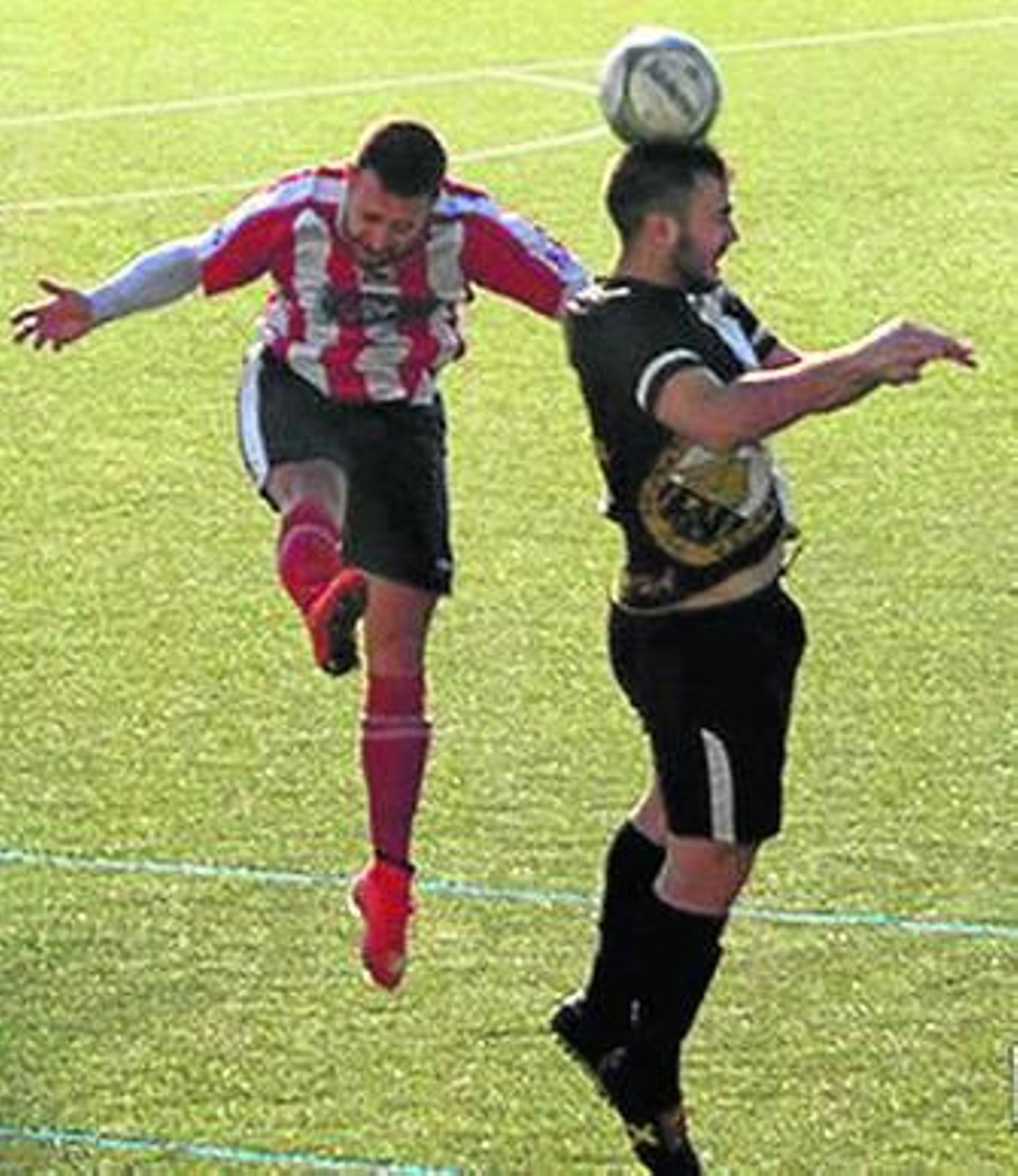 Un rojiblanco y un garruchero luchan por un balón aéreo.