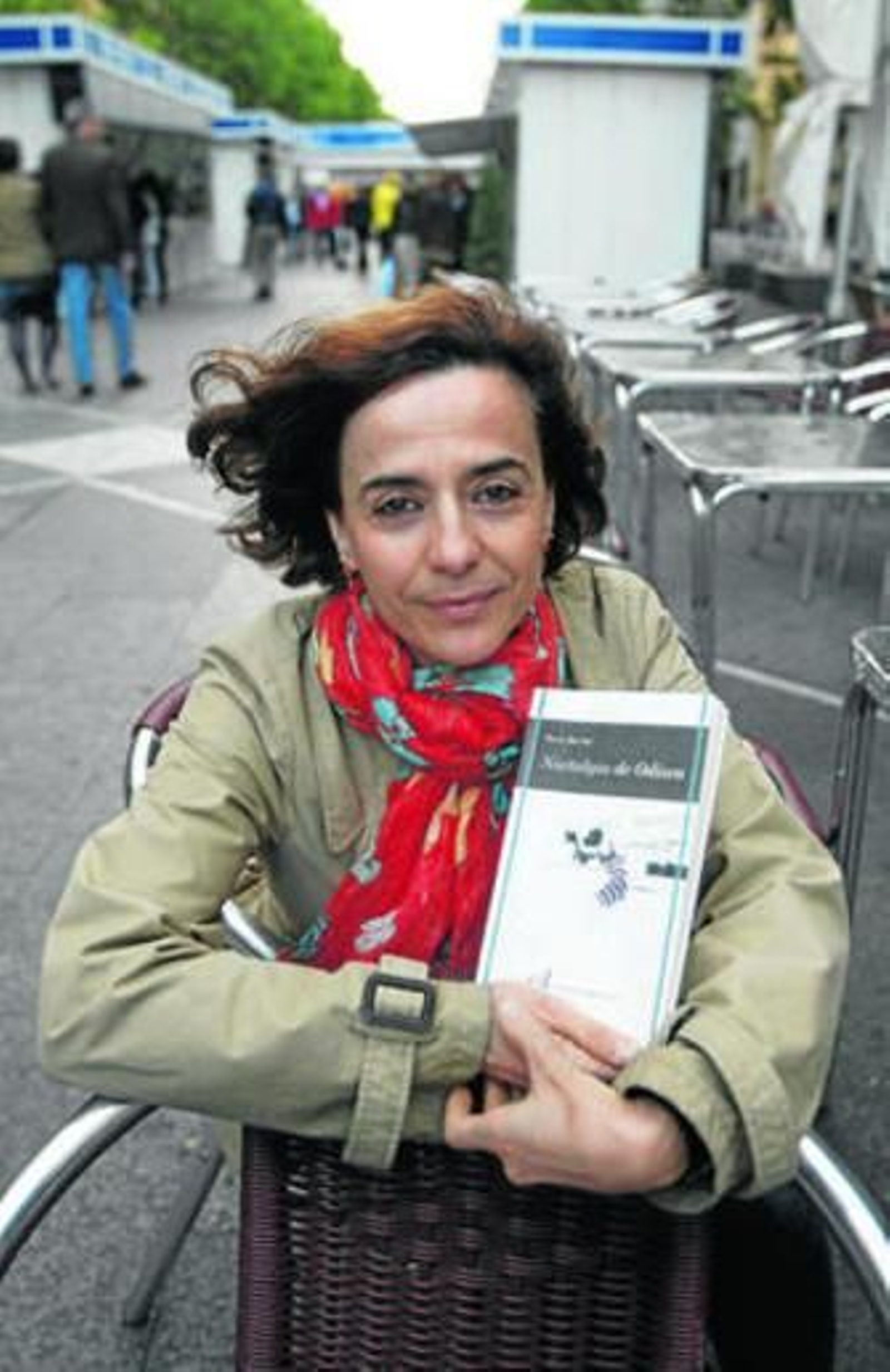 Nuria Barrios, con un ejemplar de 'Nostalgia de Odiseo'.