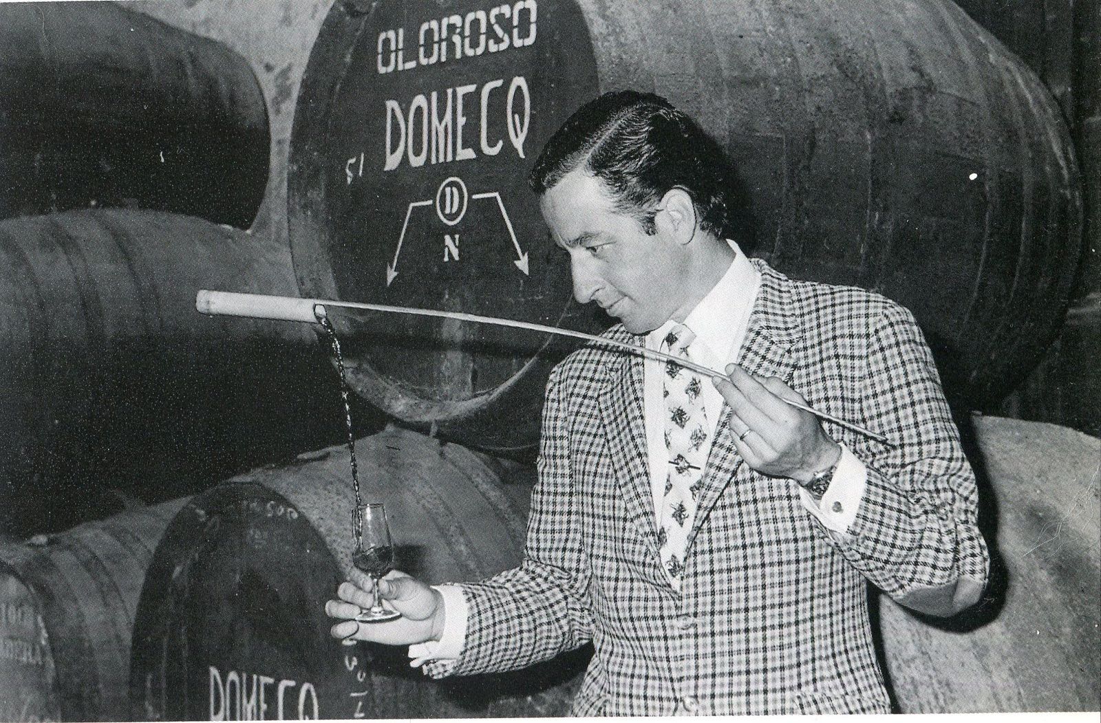 La característica venencia de caña usada habitualmente en Sanlúcar.