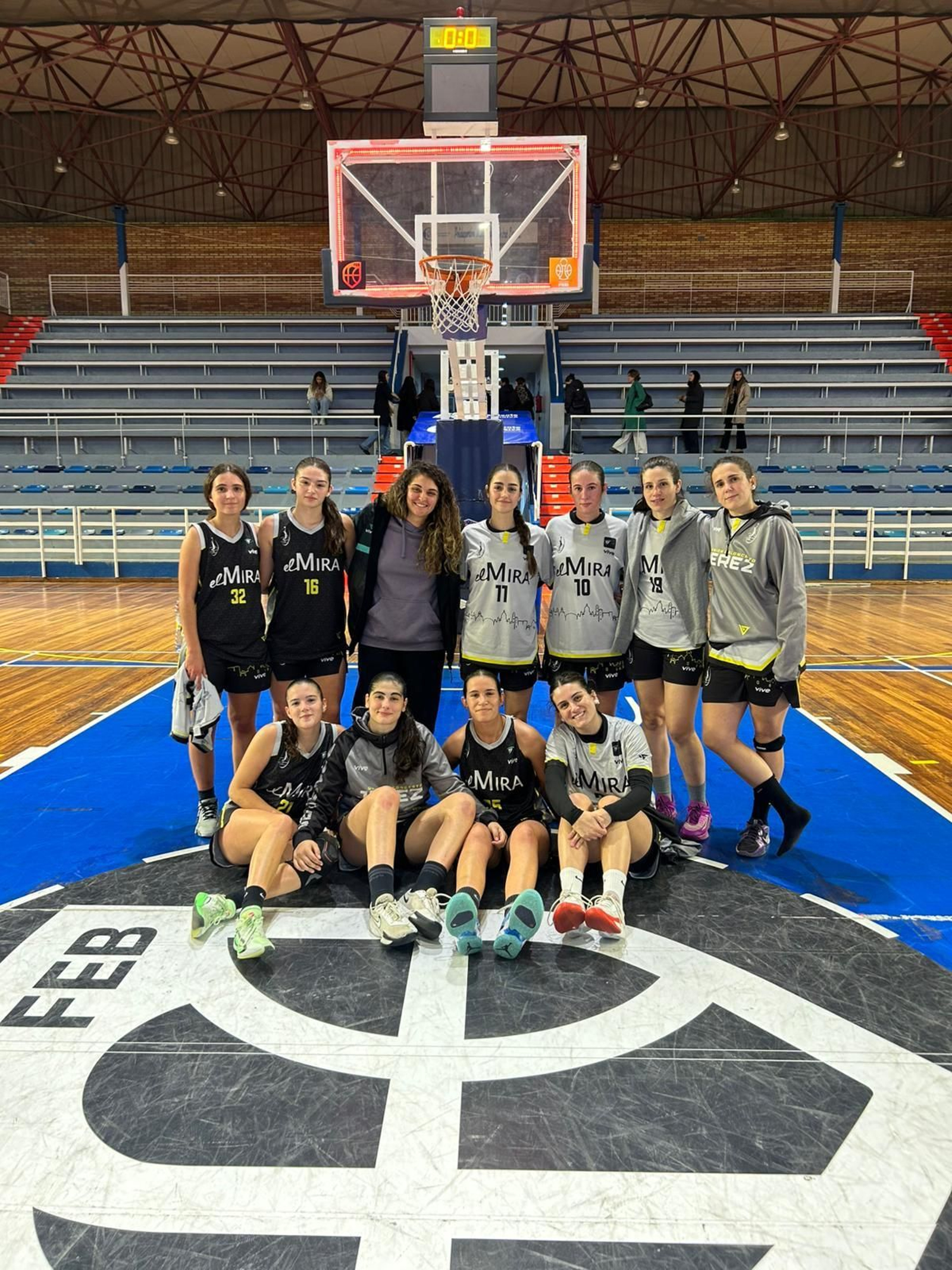 El UB Jerez lo intentó hasta el final, pero no pudo con el líder en el Ruiz-Mateos.