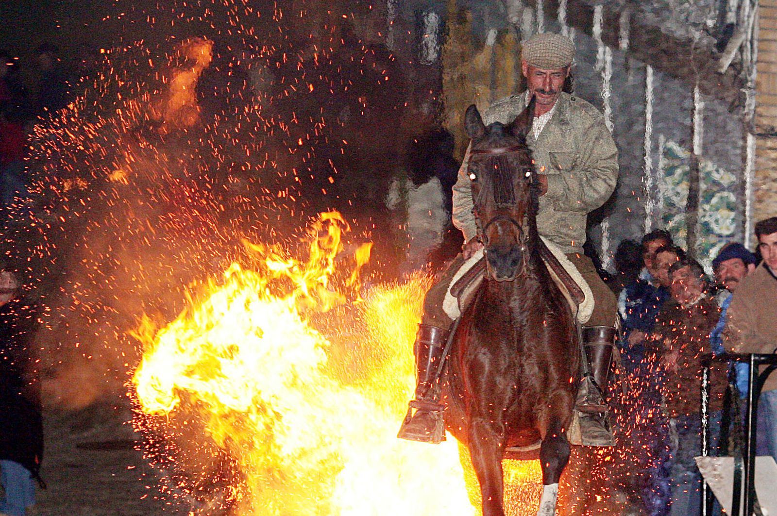 La tradición ganadera que cada enero prende fuego a las calles de este pueblo onubense