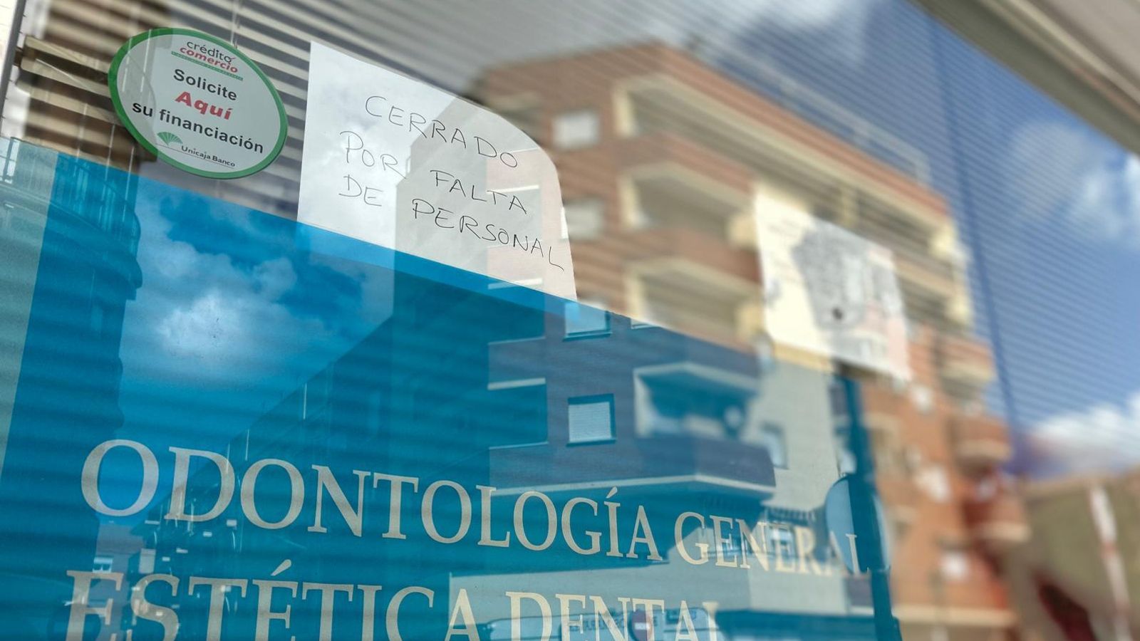 Cartel de cerrado en la clínica Dentaluz.