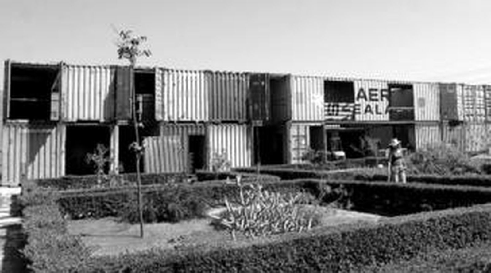 Vista de los contenedores que se instalan en una parcela del jardín botánico de la Universidad de Málaga.