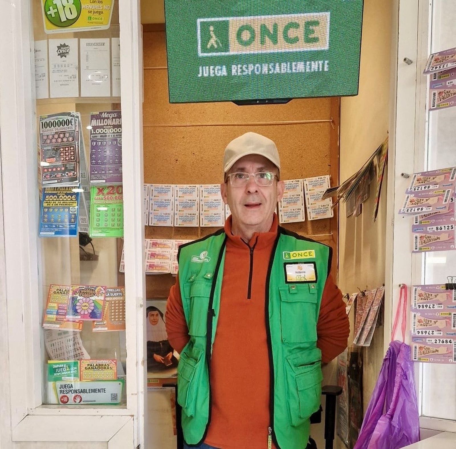 Antonio Jiménez, el vendedor de la ONCE que ha repartido la suerte frente al Virgen del Rocío.