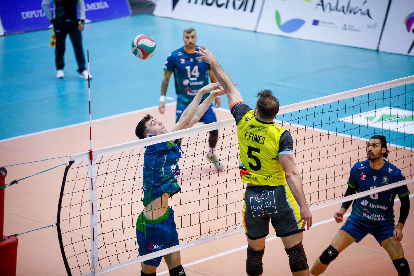 Las imágenes del Unicaja Costa de Almería-Leleman Conqueridor, primer partido del play off por el título de Superliga en Almería