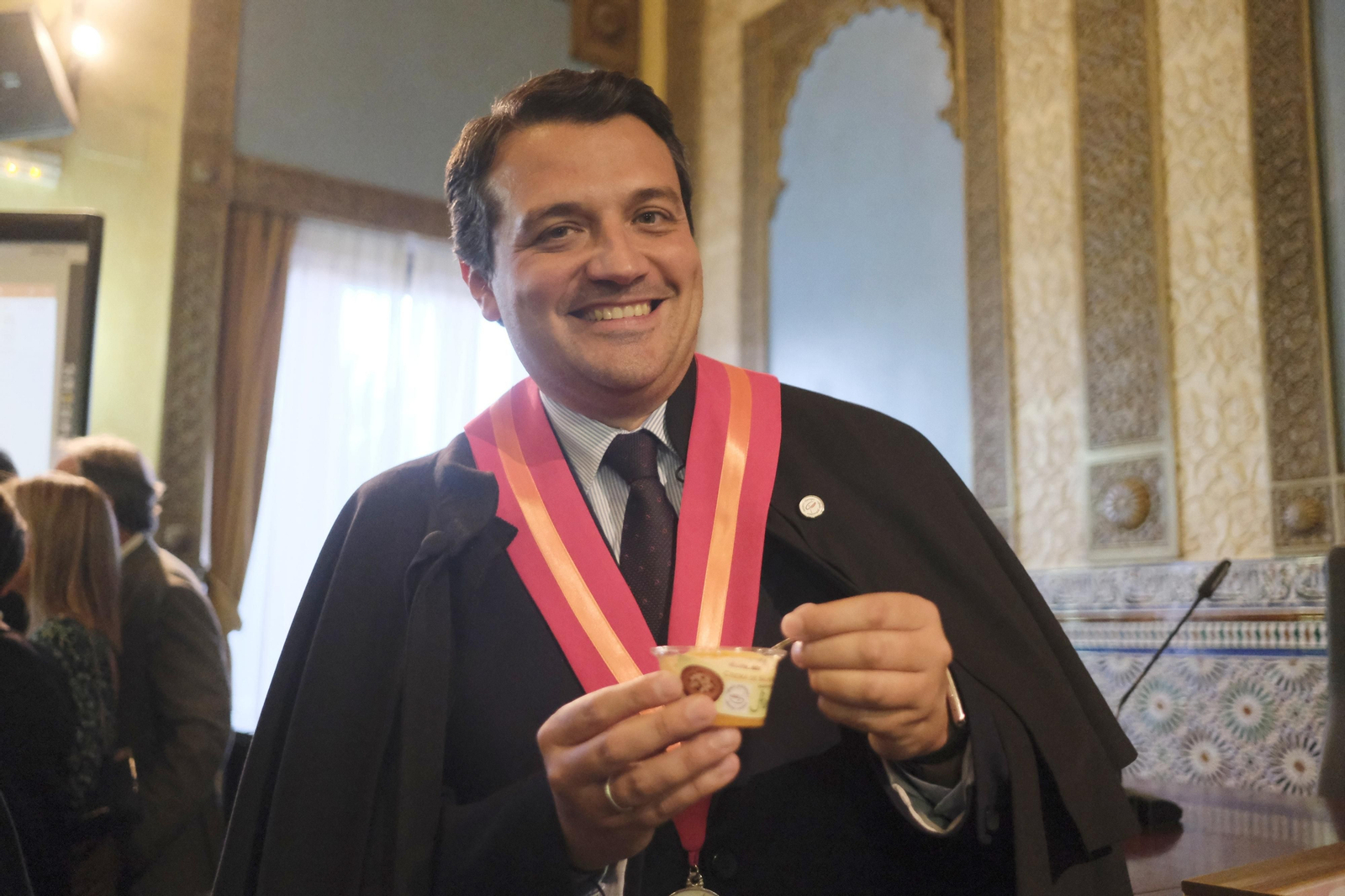 El alcalde de Córdoba es investido Cofrade de Honor de la Cofradía del Salmorejo, en imágenes